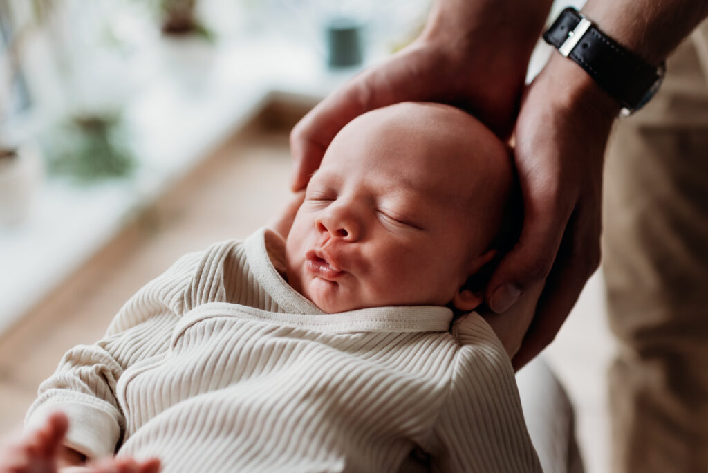 novorozenec špulí pusu