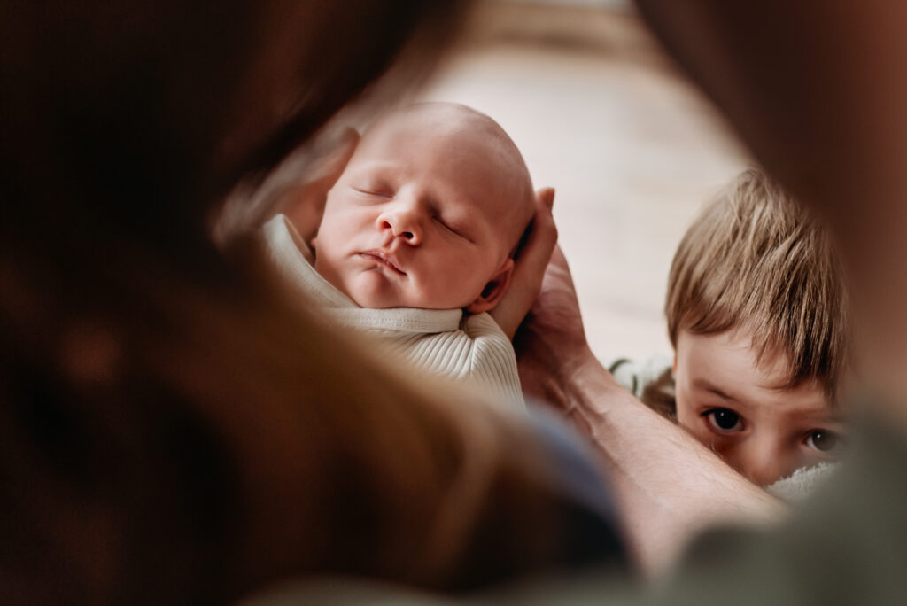 novorozenec a starší bratr mezi svými rodiči