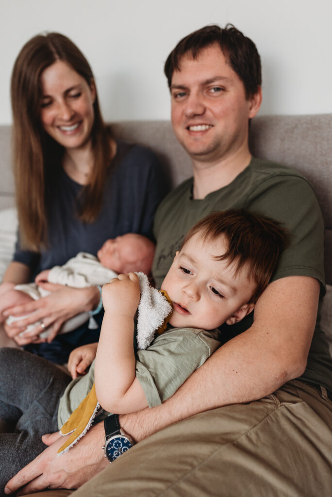 detail syna ležícího u otce