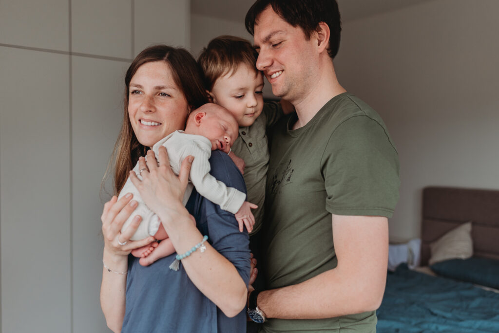 rodina s novorozencem