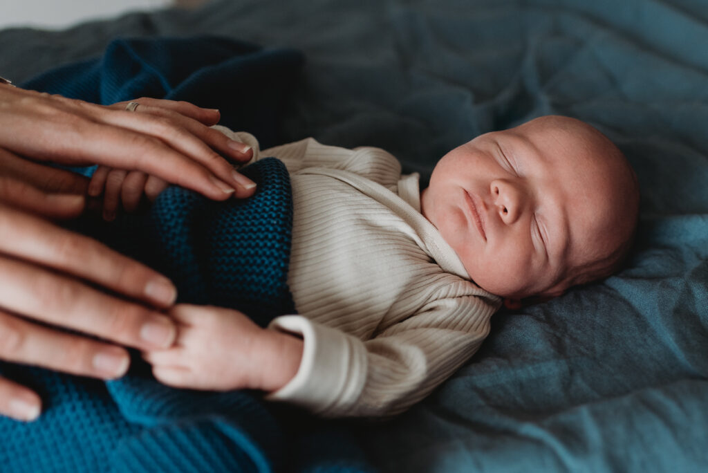 spící novorozený chlapeček
