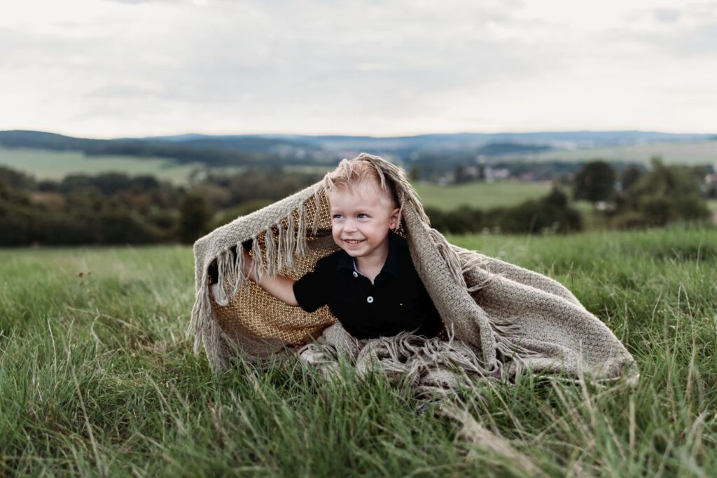 Chlapeček ze sebe odhaluje deku.