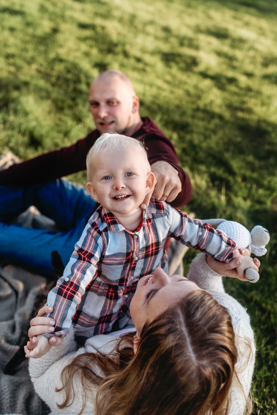 Holčička si hraje s rodiči na dece.