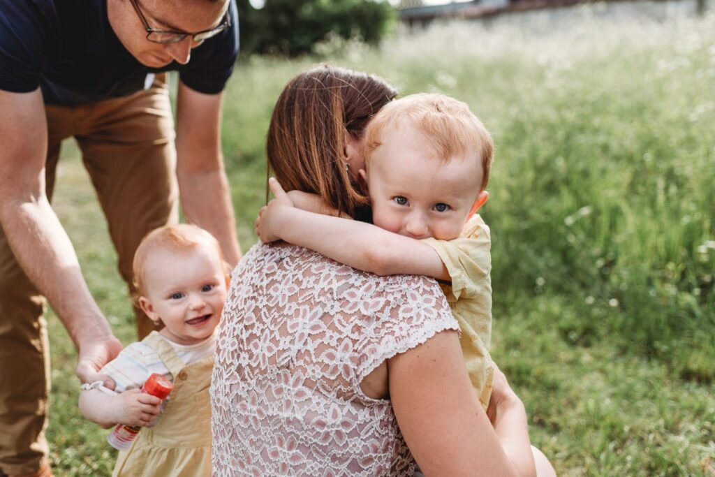 Sny objímá svou maminku.