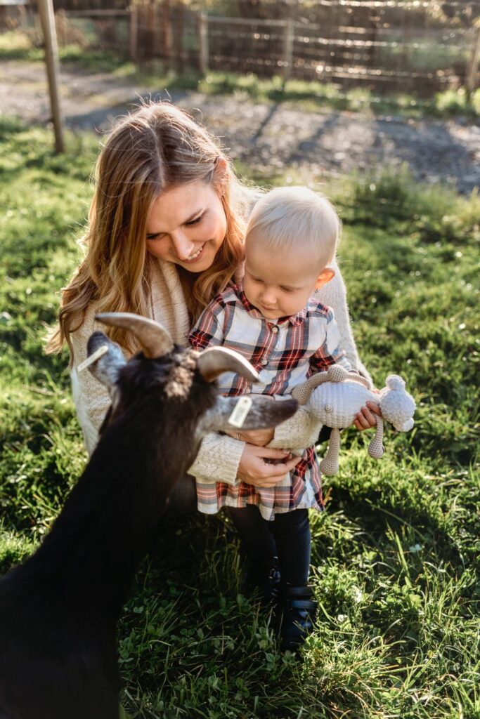 Maminka s dcerou krmí kozu.
