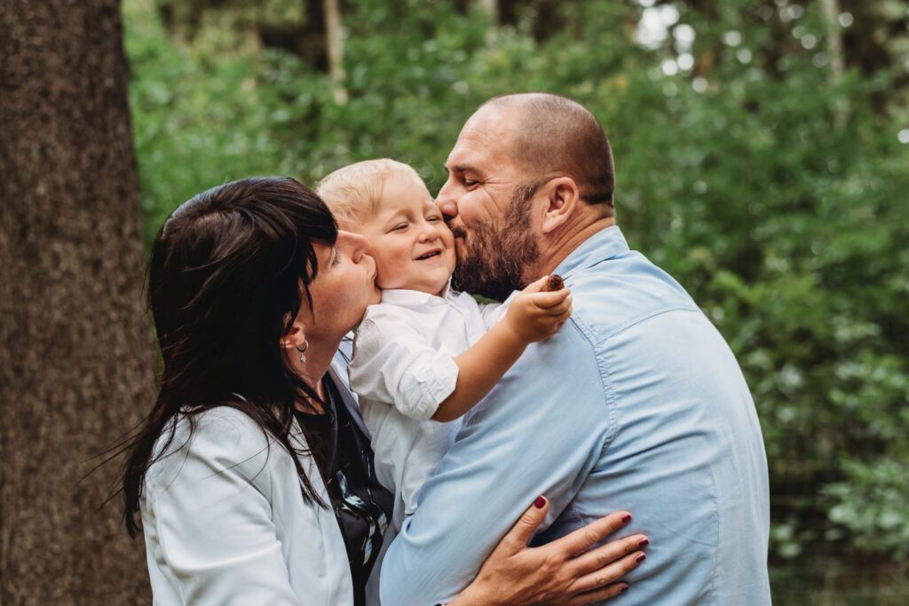 Rodiče mezi sebou pusinkují malého syna.